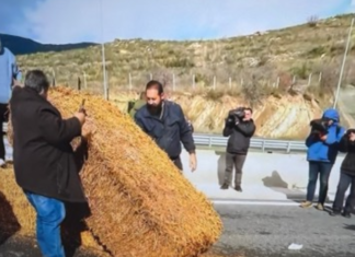 Λάρισα: Έφτασαν και απέκλεισαν τις σήραγγες των Τεμπών οι αγρότες – Πέταξαν σανό στον δρόμο – ΦΩΤΟ