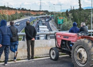 Λάρισα: Σκληραίνουν τη στάση τους οι αγρότες- Τα στρατηγικά σημεία των κινητοποιήσεών τους