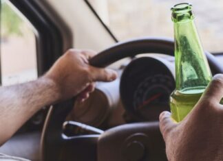 Μεθυσμένος οδηγός προκάλεσε τροχαίο και τράπηκε σε φυγή – «Τρέλανε» το μηχάνημα του αλκοτέστ