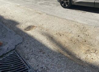 Επικίνδυνες λακούβες στο κέντρο της Λάρισας χάσκουν εδώ και εβδομάδες – ΦΩΤΟ