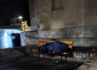 Η αθέατη πλευρά της Λάρισας: Άστεγος κοιμάται σε κεντρικό παγκάκι της πόλης