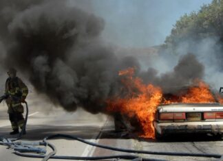 Τυλίχθηκε στις φλόγες αυτοκίνητο έξω από τη Λάρισα!