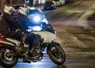 Λάρισα: Τρεις άντρες και μία γυναίκα στα χέρια των αρχών: Χτύπησαν αστυνομικό και κουβαλούσαν αεροβόλο – Πάνω από 28.000 ευρώ στην κατοχή τους