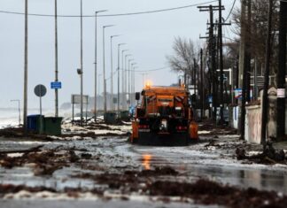 Λάρισα: Σε εξέλιξη οι εργασίες αποκατάστασης μετά την κακοκαιρία σε παράλια του νομού και στον δήμο Αγιάς