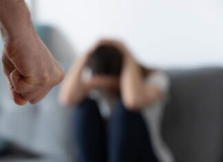 Σοκ: 39χρονος αφού χτύπησε ανελέητα την μητέρα του απείλησε ότι θα την σκοτώσει