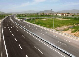 Λάρισα: Αντί να πάει εκκλησία στο χωριό του βρέθηκε να οδηγεί ανάποδα στην ΠΑΘΕ και να δημιουργεί χάος λόγο άνοιας