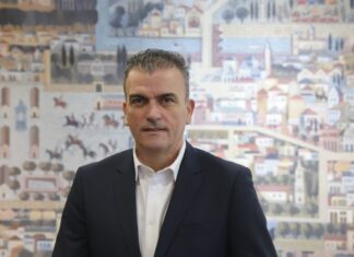 Θ. Μαμάκος: «Η Λάρισα δεν ξεχνά, στέκεται δίπλα στις οικογένειες, απαιτεί δικαιοσύνη»
