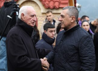 O Περιφερειάρχης Ο Δημ. Κουρέτας στο μνημόσυνο των Τεμπών: Δίπλα στους συγγενείς των θυμάτων τους οποίους θαυμάζω για τη δύναμη που έχουν (φώτο)