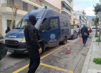 Δείτε βίντεο: Υπό δρακόντεια μέτρα ασφαλείας στον ανακριτή οι 14 συλληφθέντες για το κύκλωμα ναρκωτικών στη Θεσσαλία