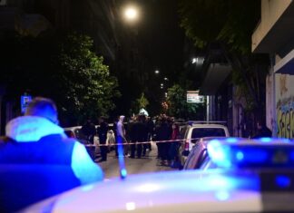Μαχαιρώθηκαν στην Λάρισα – Βγήκε από την πολυκατοικία και φώναζε βοήθεια