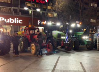 Τα τρακτέρ στην κεντρική πλατεία της Λάρισας σήμερα το απόγευμα