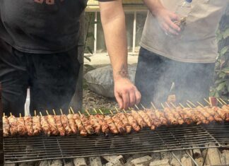 Μια τσίκνα όλη η Λάρισα – Ξεκίνησαν τα φαγοπότια στο κέντρο – ΦΩΤΟ