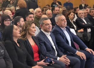 Γεμάτη αίθουσα για τον Αλέξη Τσίπρα: Η παρουσίαση της «Ιθάκης» στη Λάρισα – ΦΩΤΟ