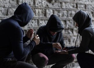 Λάρισα: Πιτσιρικάδες μπούκαραν σε μαγαζί για να κλέψουν και γκρέμισαν την τζαμαρία – Τους έπιασαν οι αστυνομικοί