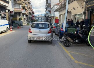 Αυτοκίνητο παρέσυρε δύο άνδρες στο κέντρο της πόλης – Σοβαρά τραυματισμένος ο ένας / ΦΩΤΟ