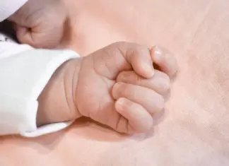 Τα νεότερα για την υγεία του βρέφους με μηνιγγίτιδα στο Πανεπιστημιακό– «Η κόρη μου έχει καταρρεύσει»