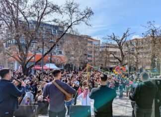 Σε αποκριάτικους ρυθμούς η Λάρισα – “Μπουλούκια”, γλέντι και φωτιές