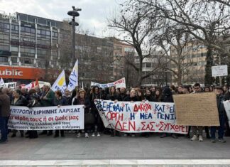 Συμβαίνει τώρα: Οι Λαρισαίοι στο κέντρο της πόλης για να τιμήσουν τη μνήμη των θυμάτων των Τεμπών (φώτο και βίντεο)