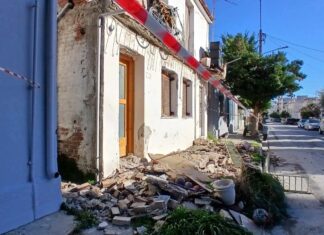 Κατέρρευσε μπαλκόνι σπιτιού στον Βόλο – Σώθηκε από τύχη 41χρονη (φώτο)