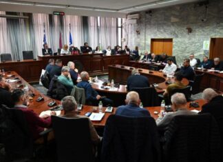 “Ναι” στις κάμερες από το δημοτικό συμβούλιο – αποφασιστικό βήμα κατά των βανδάλων στα σχολεία της Λάρισας