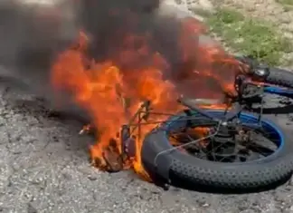 Λάρισα: Την ώρα που οδηγούσε πήρε φωτιά το μηχανάκι του