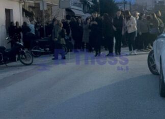 Εργαζόμενοι της “Βιολάντα” στο πλευρό του ιδιοκτήτη έξω από την Αστυνομία
