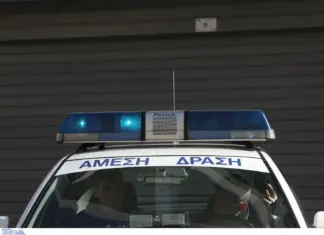 Κινηματογραφική καταδίωξη – Αυτοκίνητο έπεσε σε σταθμευμένο όχημα, 3 συλλήψεις