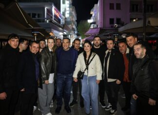 Αλέξη, «ανακοίνωσε το από τη Λάρισα τώρα, τρέλανέ μας!» – Νέοι Λαρισαίοι στον Τσίπρα – ΦΩΤΟ