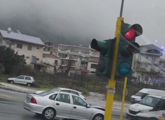 Τροχαίο ατύχημα στον κόμβο της ΔΕΗ (φωτο)