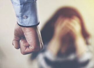 Θεσσαλία: Πατέρας ξυλοκόπησε άγρια παιδαγωγό γιατί το δάχτυλο από το τρίχρονο παιδί του πιάστηκε σε πόρτα