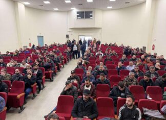 Αγρότες σε πανελλαδική σύσκεψη στη Νίκαια Λάρισας: Κατεβαίνουν με τρακτέρ στην Αθήνα – Νέες κινητοποιήσεις Δευτέρα και Τρίτη