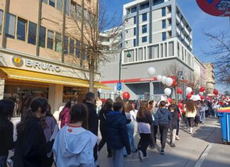 Ξεσήκωσαν το κέντρο: Δυνατό μήνυμα κατά της σχολικής βίας έστειλαν οι μαθητές της Λάρισας – ΦΩΤΟ