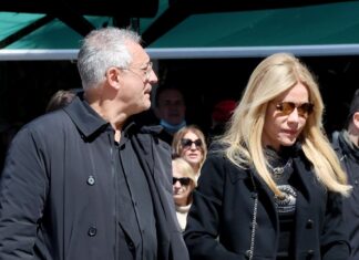 Χαμός στην Μητρόπολη Αθηνών με την εμφάνιση της Μαριάννας Λάτση – Εμφανίστηκε έτσι στην κηδεία της Μαρινέλλας