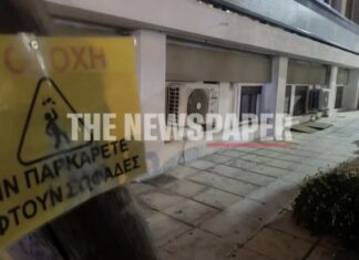 «Παγίδα» για πεζούς στο κέντρο: Πέφτουν σοβάδες σε πολυσύχναστο σημείο της πόλης