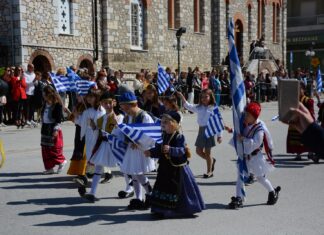 Οι μαθητές της Αγιάς τίμησαν τους ήρωες της Ελληνικής Επανάστασης με κατάθεση στεφάνων στο Ηρώο της κωμόπολης