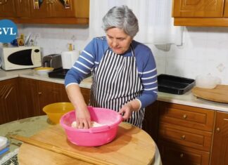 Λάρισα: Η αυθεντική Σαρακατσάνικη πίτα από την κυρά Σπυριδούλα