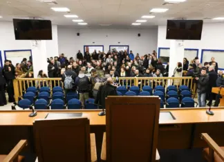 Τέμπη: Πώς φτάσαμε στη διακοπή της δίκης στη Λάρισα για την 1η Απριλίου μετά τις οργισμένες αντιδράσεις για την αίθουσα – ΦΩΤΟ