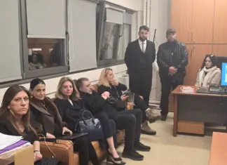 Η φωτογραφία της Καρυστιανού στη Λάρισα: «Καταδικάζουμε τη βασιλεία της ομερτά στο δικαστικό μέγαρο της Λάρισας»