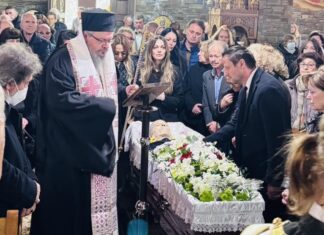 Λάρισα: Θλίψη στην κηδεία του Σπυρίδωνος Θεοχάρη, πατέρα γνωστής ηθοποιού, προεξάρχοντος του Ιερώνυμου – Πάνω από 500 πιστοί / ΦΩΤΟ