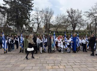 Λάρισα: Απότιση φόρου τιμής στο Ηρώο από μαθητές – ΦΩΤΟ