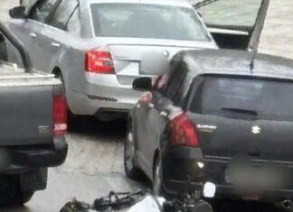 Αγροτικό έκανε όπισθεν και «βρήκε» μηχανή της ΔΙΑΣ – Παραλίγο να τραυματίσει αστυνομικούς / ΦΩΤΟ)