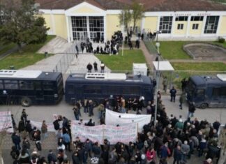 Υπ. Δικαιοσύνης για αίθουσα δίκης Τεμπών: “Δεν οργανώθηκε σωστά η προσέλευση του κόσμου”