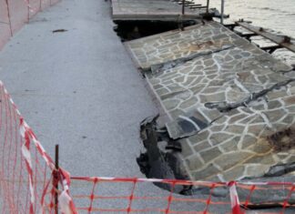 Σοκ: Άνοιξαν τρύπες και διαλύθηκε δρόμος στα παράλια της Λάρισας – ΦΩΤΟ