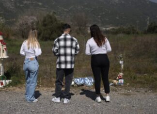 Τα δύο δύο κορίτσια από χωριό της Λάρισας που συγκλονίζουν – Φροντίζουν και καθαρίζουν το μνημείο στον τόπο της τραγωδίας των Τεμπών σχεδόν κάθε μέρα / ΦΩΤΟ