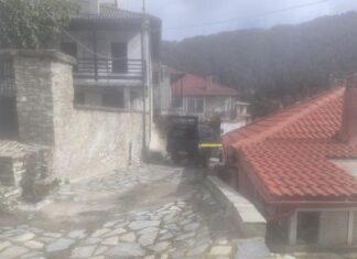 Απίστευτο: Κάνουν αποκατάσταση ζημιών σε δρόμο με …νεκροφόρα, σε χωριό της Λάρισας (ΦΩΤΟ)