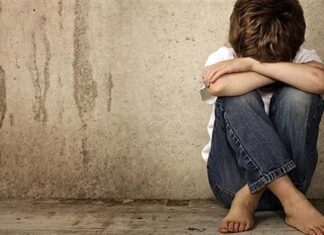 Σοκ στον Τύρναβο: Τρεις άνδρες κοπάνησαν και λήστεψαν ανήλικο αγόρι – Με χειροπέδες από την αστυνομία!