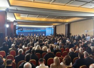 Λάρισα: Προσυνέδριο ΝΔ: Πολύς κόσμος στην αίθουσα και πολύ νταραβέρι στους διαδρόμους