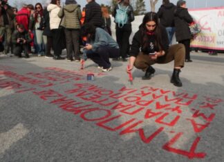 Διαδηλωτές έγραψαν με μπογιά τα ονόματα των νεκρών απέναντι από τον χώρο της δίκης (φωτο)
