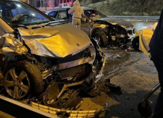 Τρελή πορεία αυτοκινήτου στο κέντρο: Προσέκρουσε σε άλλο όχημα και άρπαξε φωτιά – Δείτε εικόνες