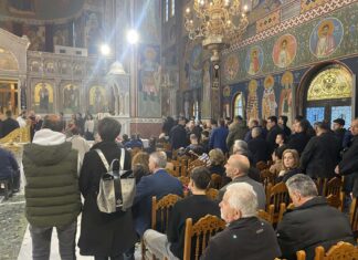 Κοσμοσυρροή στον Αγιο Αχίλλιο για την πρώτη Ανάσταση (εικόνες)